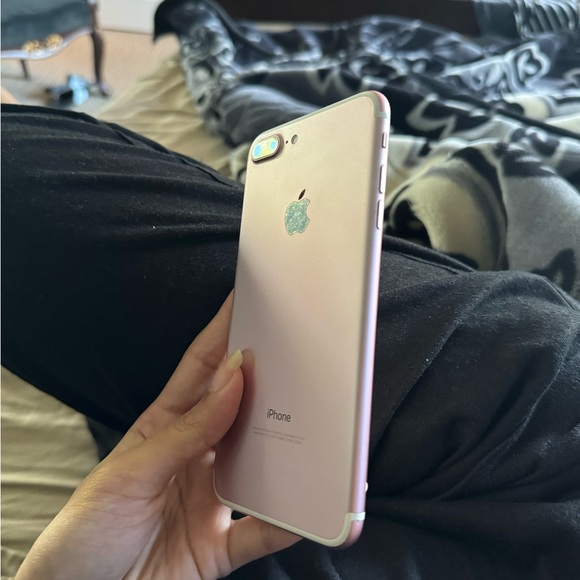 Apple iPhone 7 Plus rose gold 32Gb unlocked with original box and scrn protector - Picture 2 of 7